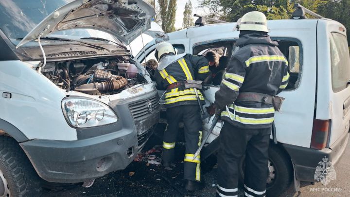 Спасатели в ЛНР помогли извлечь мужчину из авто, попавшего в ДТП