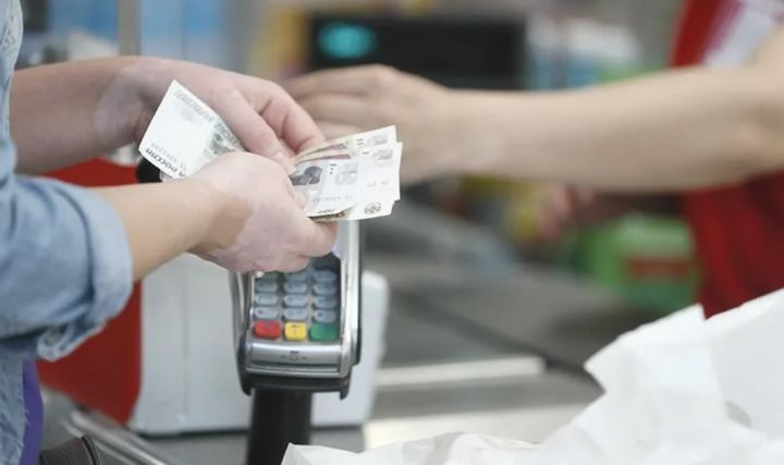 Луганчане могут снять деньги с карты прямо на кассе супермаркета