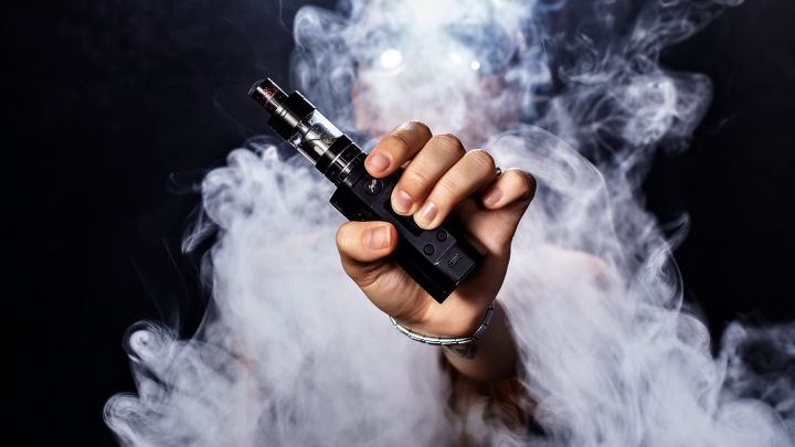 Объекты торговли, больницы и школы: где в РФ теперь запрещено курить вейпы