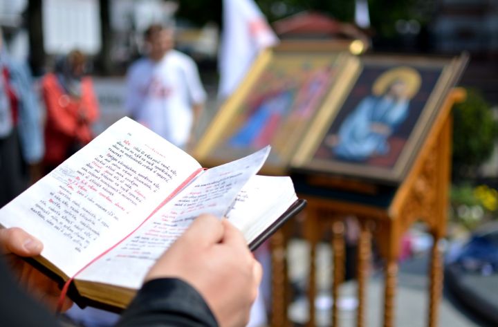 Верующим рассказали, как правильно заказывать молебен в церкви и сколько это стоит