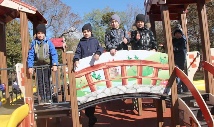 В Краснодоне открыли новую детскую площадку