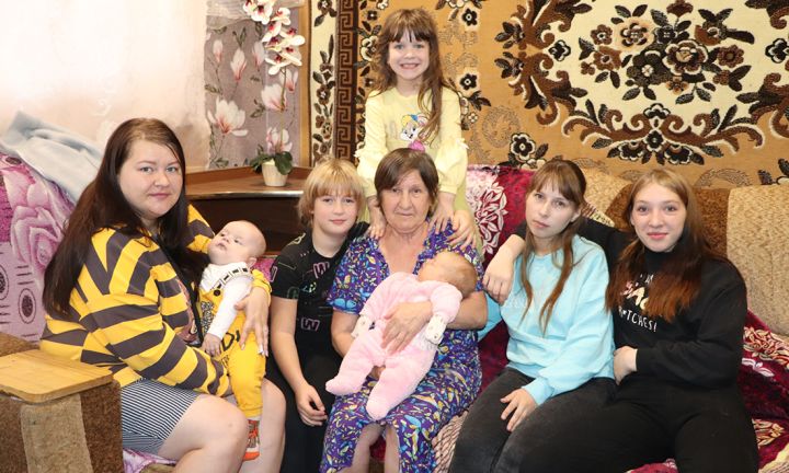 Наша бабушка самая лучшая: о жительнице Суходольска Анне Басаргиной, которая сама воспитала шестерых внуков