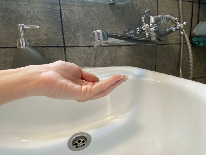 Перебои в подаче воды ожидаются во многих городах и районах ЛНР 19 октября