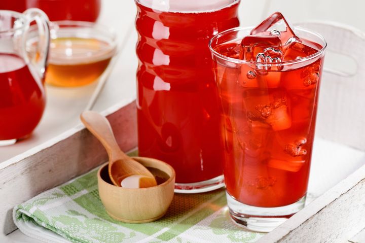 «Противовирусный компот»: Роспотребнадзор назвал лучшие напитки для профилактики простуды