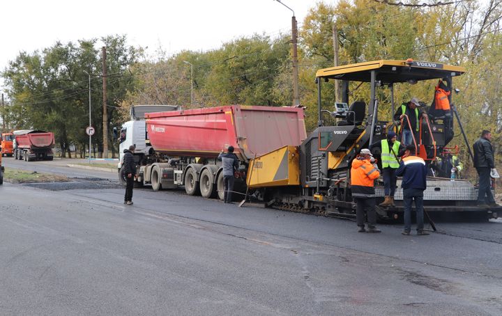 Краснодону – хорошие дороги: где в городе шёл ремонт асфальта на прошлой неделе