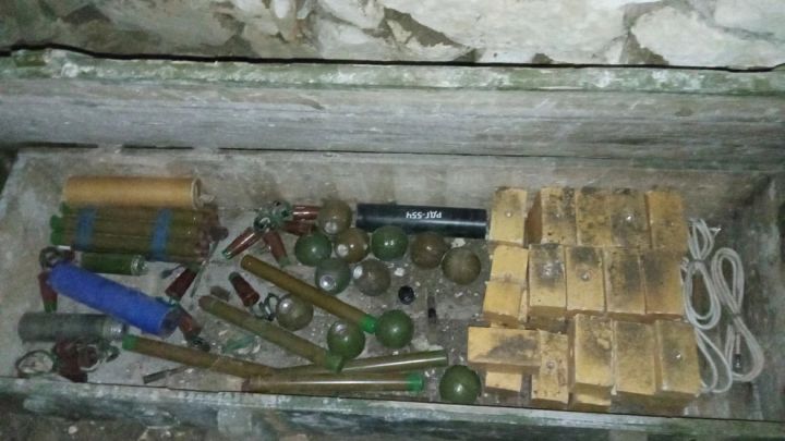 В одном из районов ЛНР в заброшенном доме нашли более 15 мин и гранат