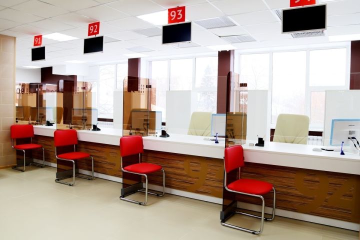 Меньше очередей: жители ЛНР могут записываться на приём в МФЦ предварительно и онлайн