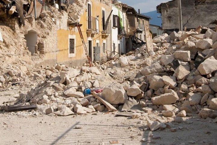 В Непале произошло сильное землетрясение, которое унесло жизни 128 человек