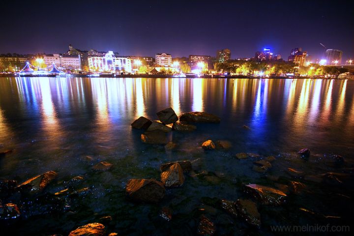 В Ростове две пьяные девушки упали с пирса в реку Дон