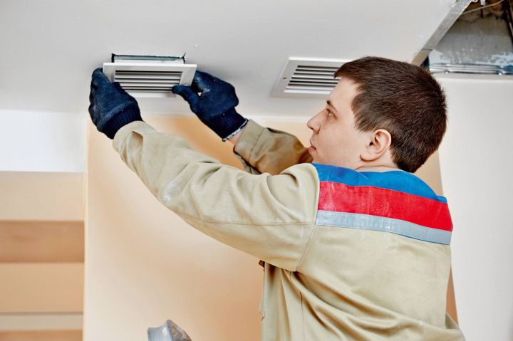 В РФ стали распространяться мошенники, проникающие в жильё под предлогом чистки вентиляции