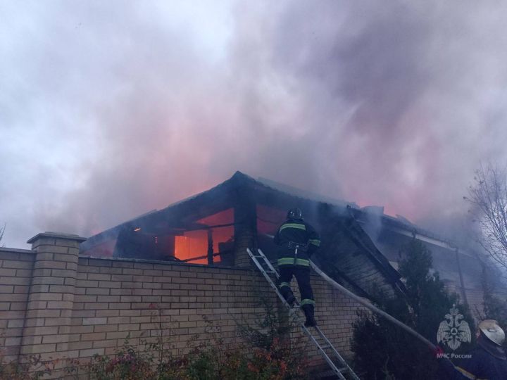 Сгорели крыша и гараж: в Луганске спасатели продолжают тушить сильный пожар в частном доме