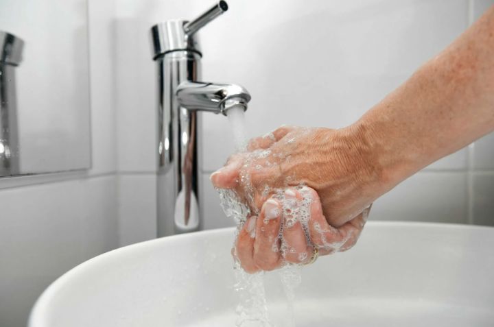 Маски и мытьё рук: россиянам рассказали, как защитить себя от нового штамма ковида