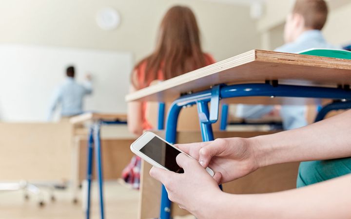 В России приняли закон о запрете смартфонов в школах