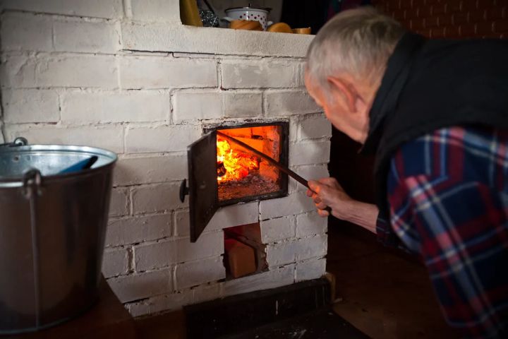 Жителям некоторых районов ЛНР компенсируют средства на покупку дров и угля: куда обращаться и что для этого нужно