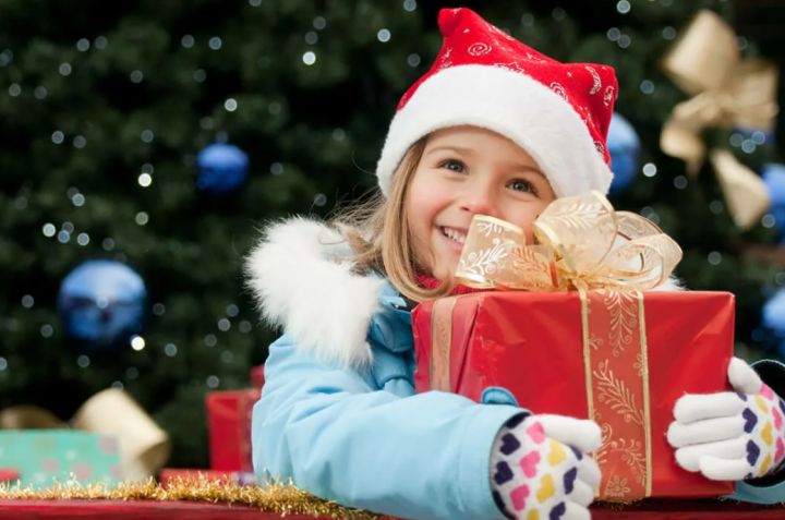 Какие категории детей получат новогодние подарки за счет бюджета: разъяснили в правительстве