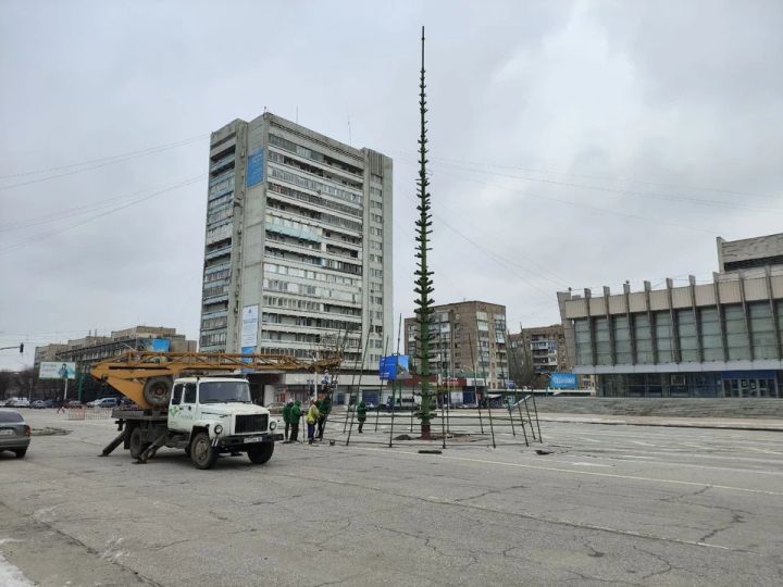 Огромная гирлянда и маленькие игрушки: как в этом году украсят главную ёлку Луганска