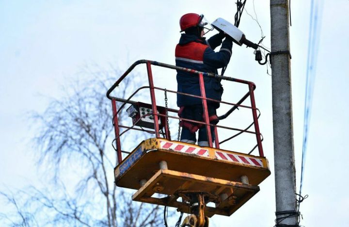 Энергетики восстанавливают электроснабжение в городах ЛНР: без света остаются более 123 тысяч жителей