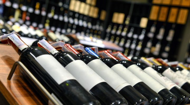 Вино и табак подорожают в России в следующем году: Путин подписал закон