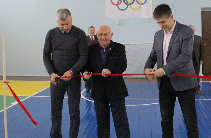 В Свердловске на базе центра «Шахтёр» открылся обновленный спортзал