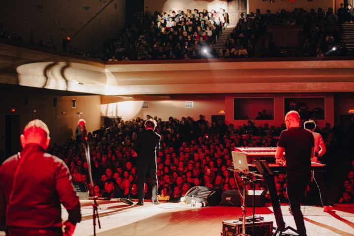 В Луганске с концертом выступил певец Григорий Лепс