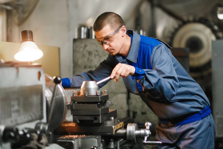 Слесари, электрики, водители: в каких работниках больше всего нуждаются в ЛНР?