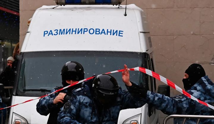 Полиция получила сообщение о минировании двух школ в Луганске