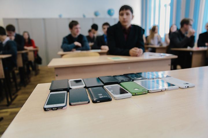 Запретят пользоваться телефонами и вернут уроки труда: что изменится в российских школах?