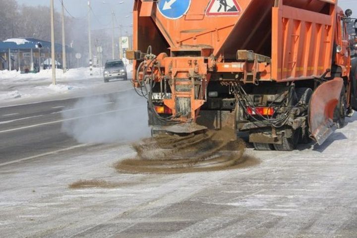 В ЛНР дорожники обеспечивают безопасное движение по магистралям в связи с непогодой