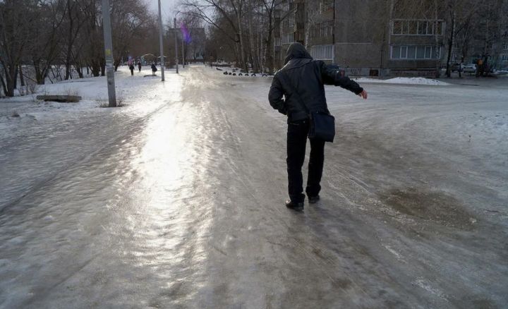 В Республику пришёл сильный гололёд: МЧС напоминает, как пешеходам и автовладельцам уберечь себя от травм
