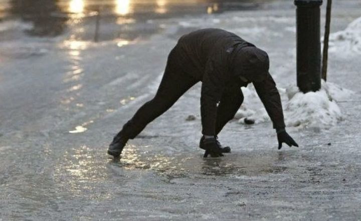 Непогода в самом разгаре: сильный гололёд, ветер и налипание мокрого снега ожидаются в ЛНР 12 декабря
