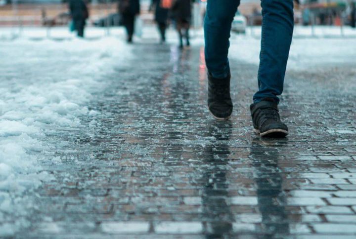 Возможен травматизм: МЧС предупредил о сильном гололёде в ЛНР 12 декабря