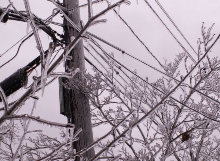 Массовое отключение электричества произошло в Луганске из-за обрыва обледеневших проводов