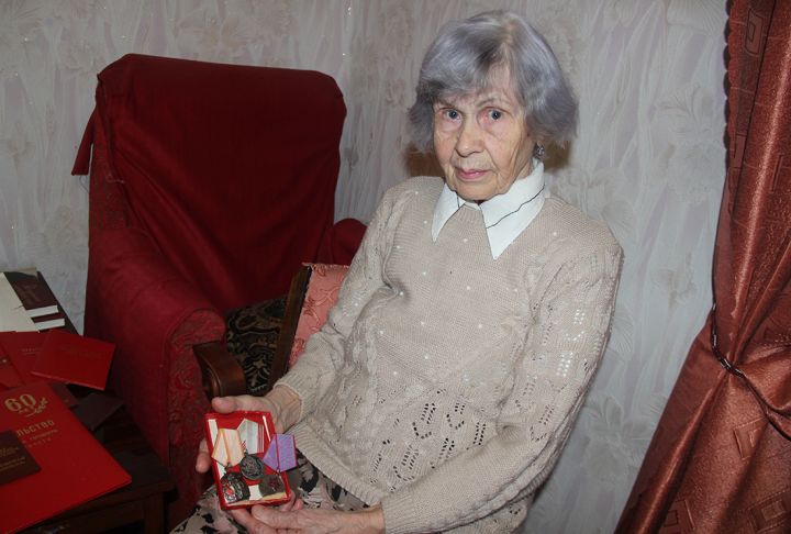 Заслуженный строитель Краснодона Варвара Гурина отметила 85-летие: как женщина посвятила нелёгкому труду 40 лет