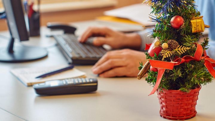 Депутаты Госдумы предложили сократить рабочие дни перед Новым годом