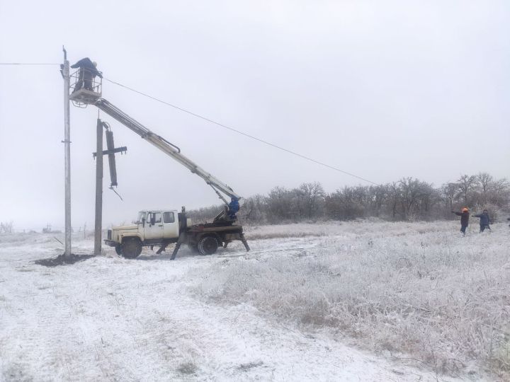 Повторные отключения в сети не дают электрикам восстановить электроснабжение в городах ЛНР
