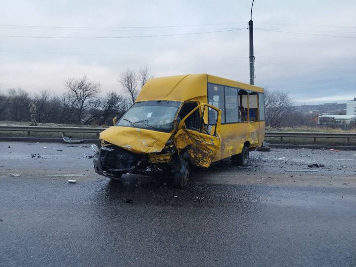 Выехал на встречку и спровоцировал массовое ДТП: стали известны причины столкновения авто и маршрутки в Луганске
