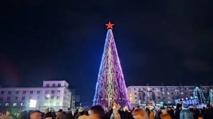 Гирлянды, звёзды и шары: в столице ЛНР состоялось открытие главной новогодней ёлки