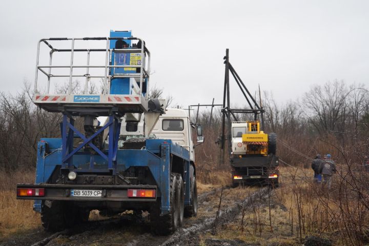 На помощь пришла гусеничная техника: в ЛНР без света продолжают оставаться около 21 тысячи абонентов