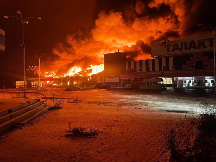 После обстрела ВСУ в ДНР сгорел один из крупнейших торговых центров
