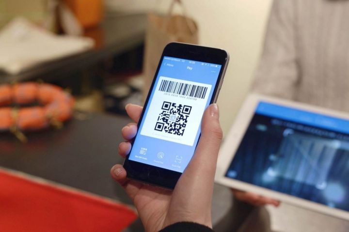 Клиентам одного из луганских банков предлагают оплачивать покупки по QR-коду