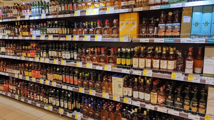 Водка, виски и вино: с 1 января 2024 года в России подорожает алкоголь