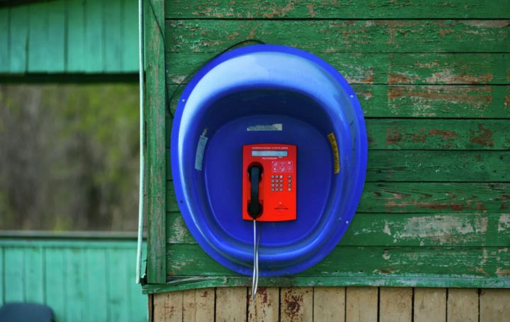 В Рубежном появились таксофоны, с которых можно бесплатно звонить