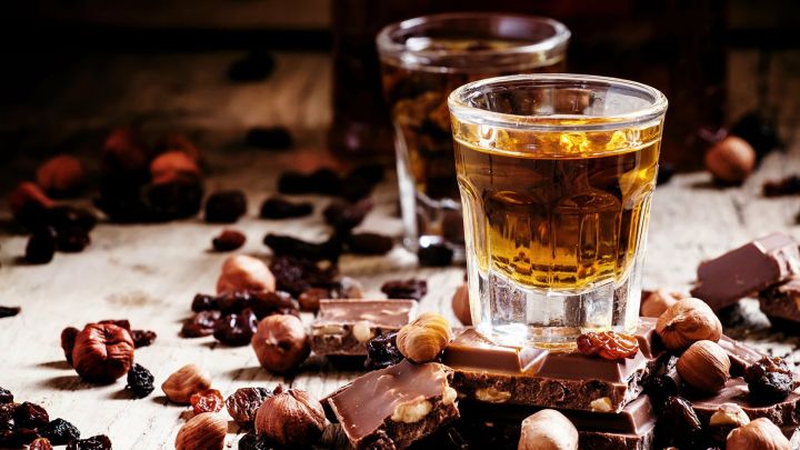 Миндаль и шоколад: с чем и как эксперты советуют пить коньяк