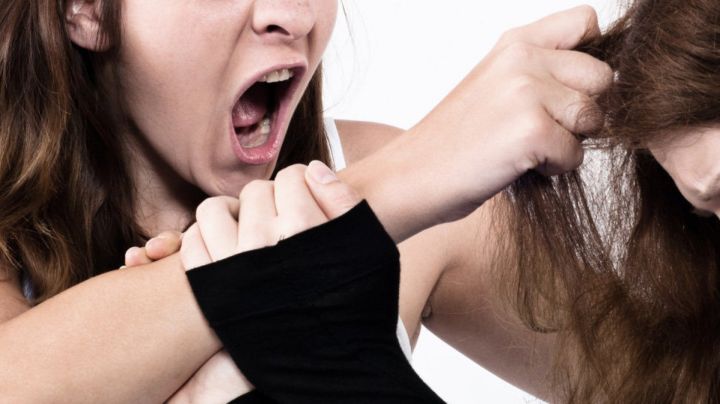 Избивали ногами, заставляли встать на колени: школьницы из Красного Луча сняли на видео издевательство над сверстницами