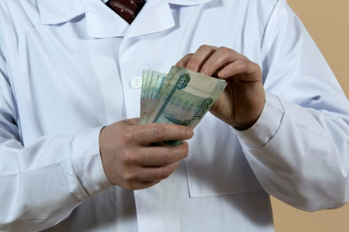 Медработникам в РФ продлили важные выплаты и премии