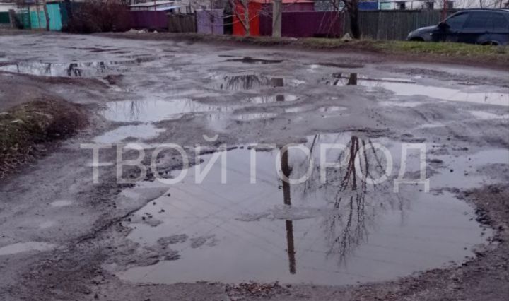 Это издевательство над людьми!: в Свердловске автобус перестал ходить по одному из маршрутов из-за абсолютного бездорожья