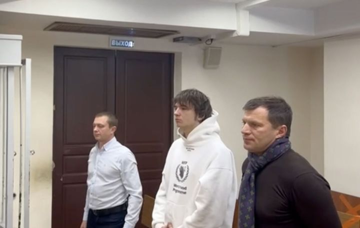 Рэперу, который пришёл на «голую вечеринку» только в носке на гениталиях, вручили повестку в армию