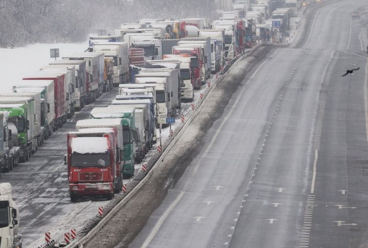 Снегопад спровоцировал 20-километровую пробку на трассе М-4 в Ростовской области