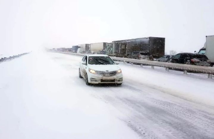 По трассе М-4 «Дон» остановили проезд грузовиков и автобусов из-за метели: как проехать в объезд?