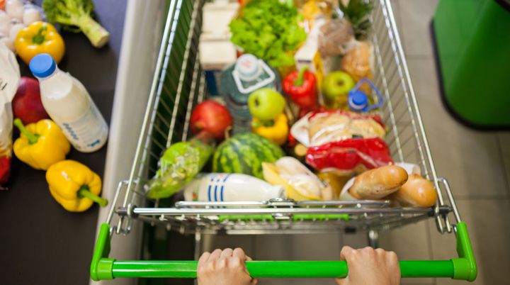 В российских магазинах могут начать бесплатно раздавать продукты пенсионерам, но есть нюанс